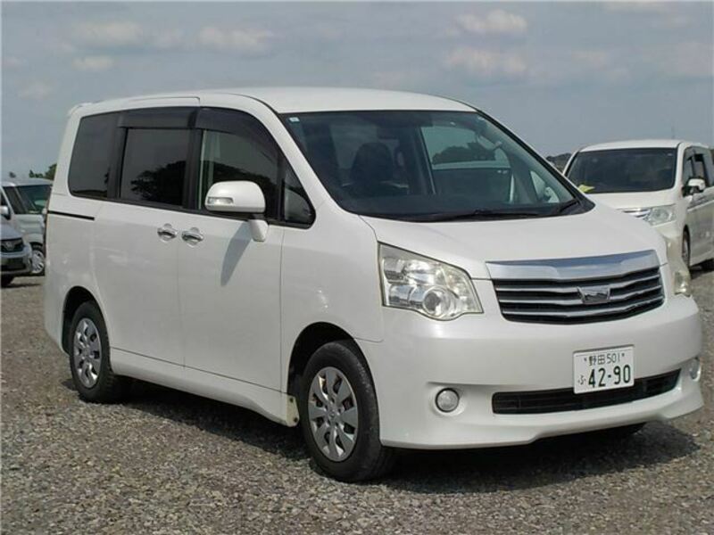 TOYOTA　NOAH
