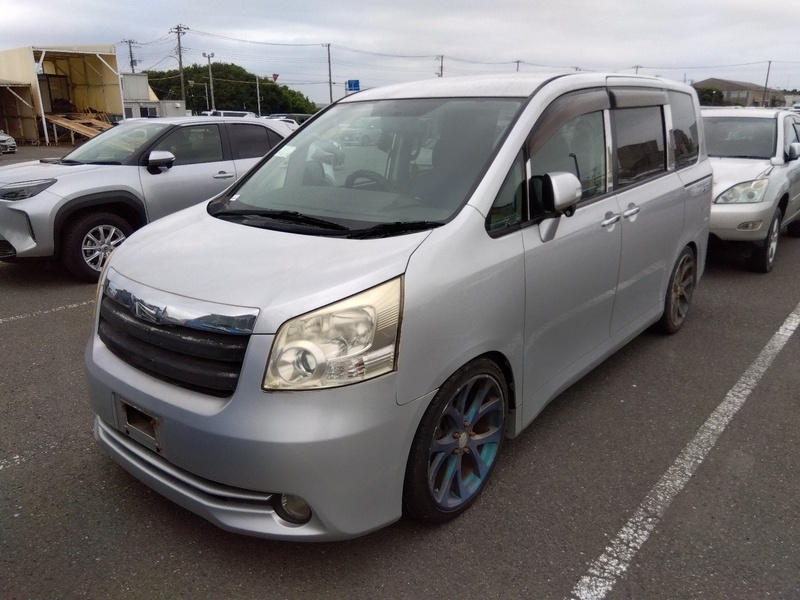 TOYOTA NOAH