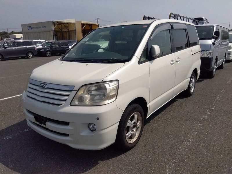 TOYOTA NOAH