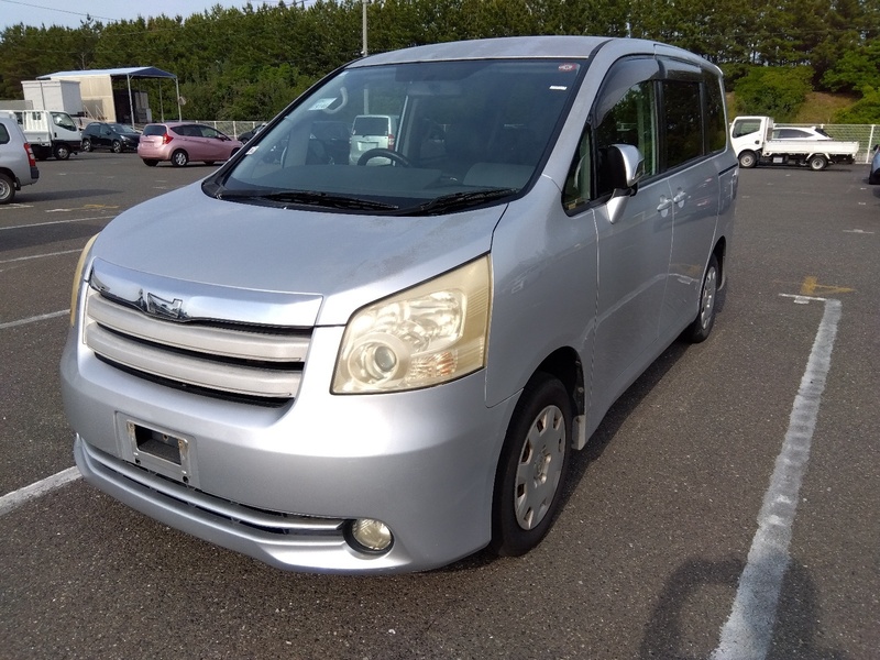 TOYOTA NOAH