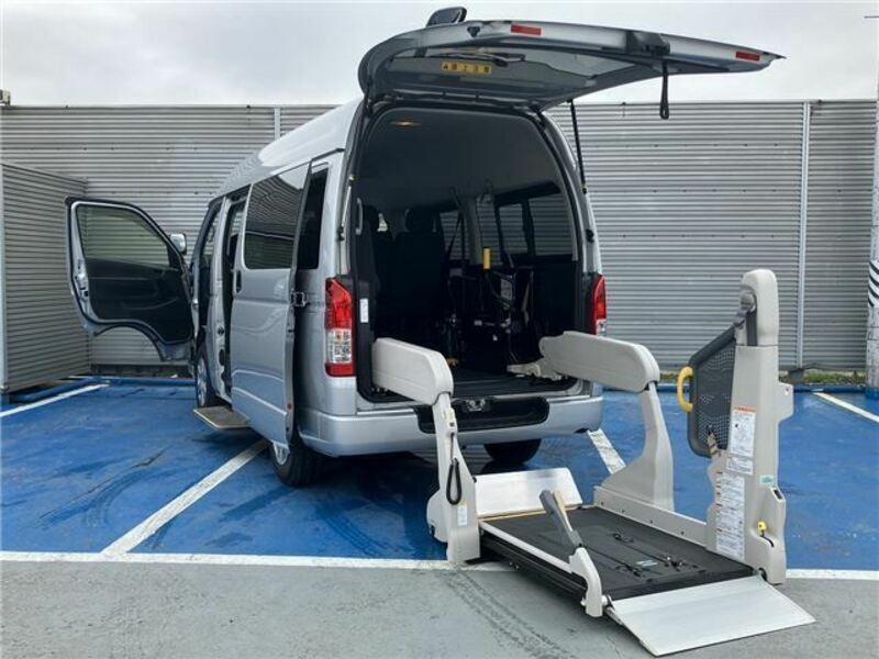 TOYOTA HIACE VAN