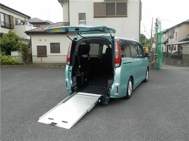 TOYOTA NOAH