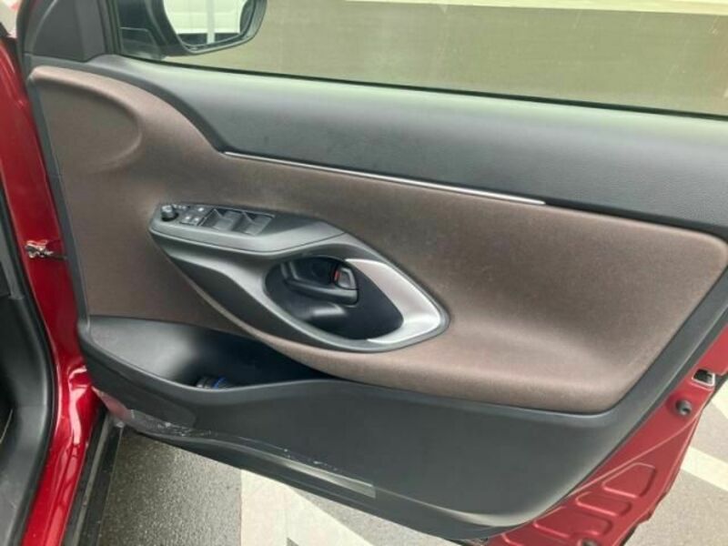 YARIS CROSS-13