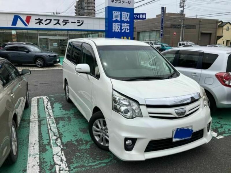 TOYOTA　NOAH