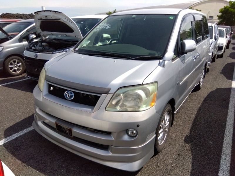 TOYOTA NOAH