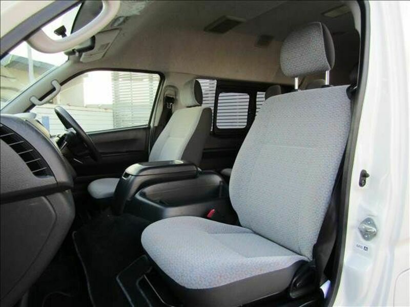 HIACE COMMUTER