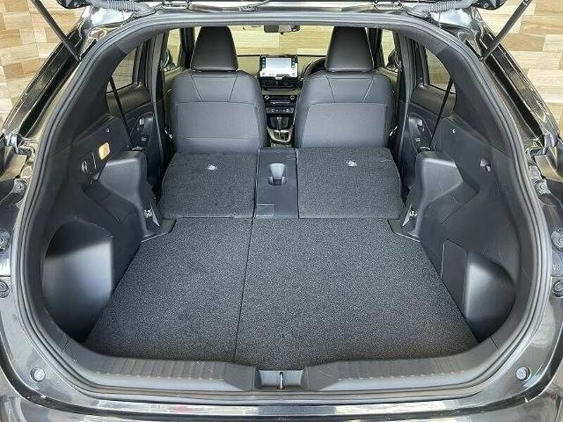 YARIS CROSS-12