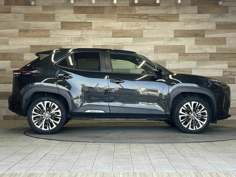 YARIS CROSS-13