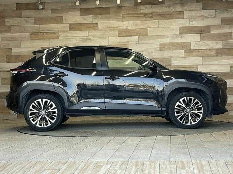 YARIS CROSS-13
