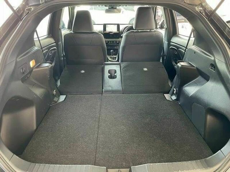 YARIS CROSS-12