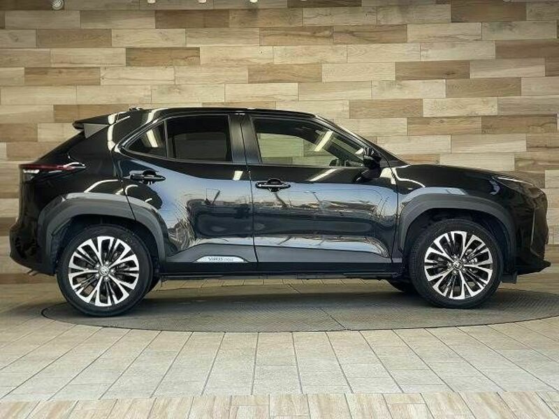 YARIS CROSS-13