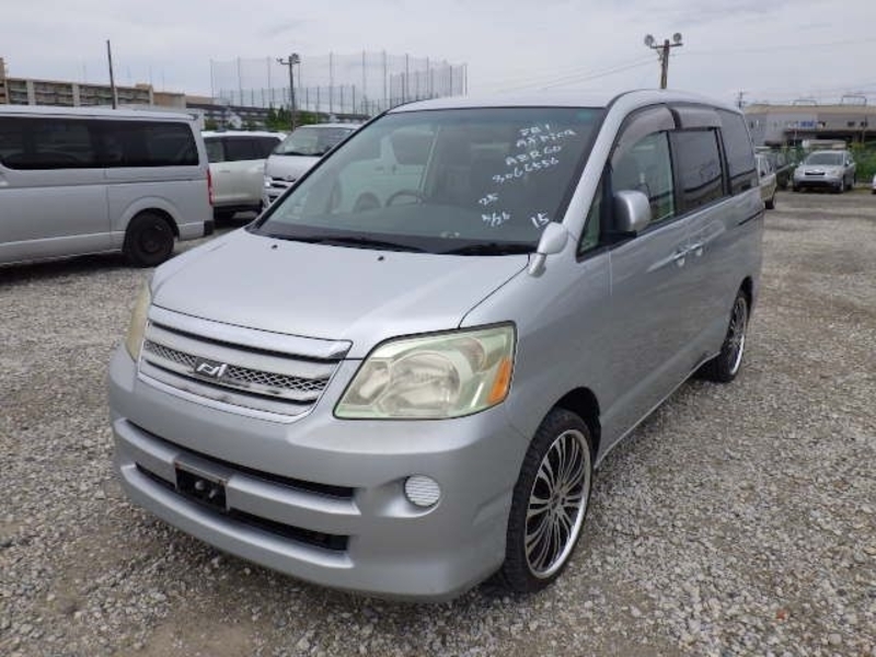 TOYOTA NOAH