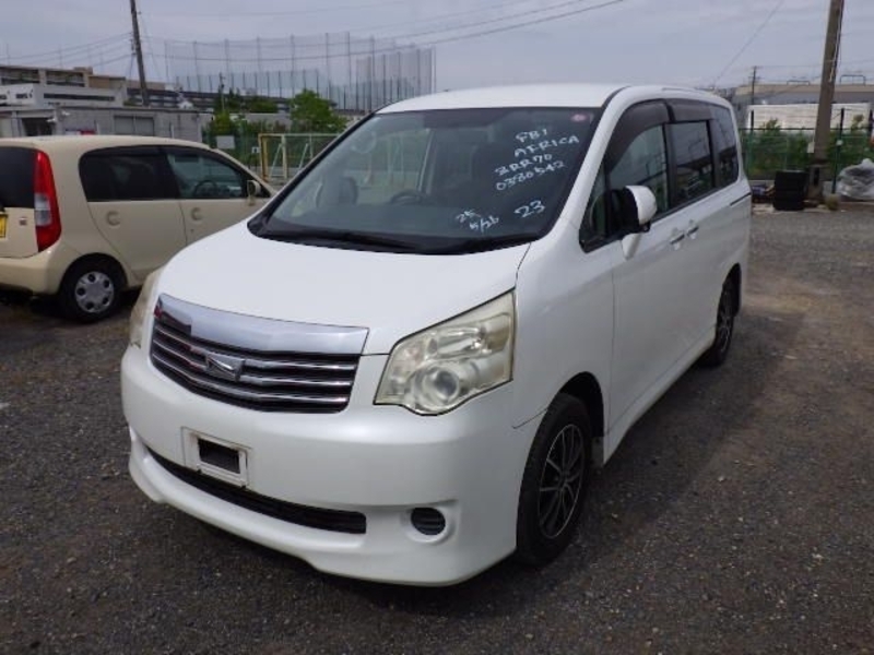 TOYOTA NOAH
