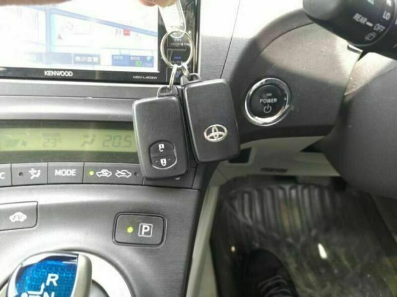 PRIUS-16
