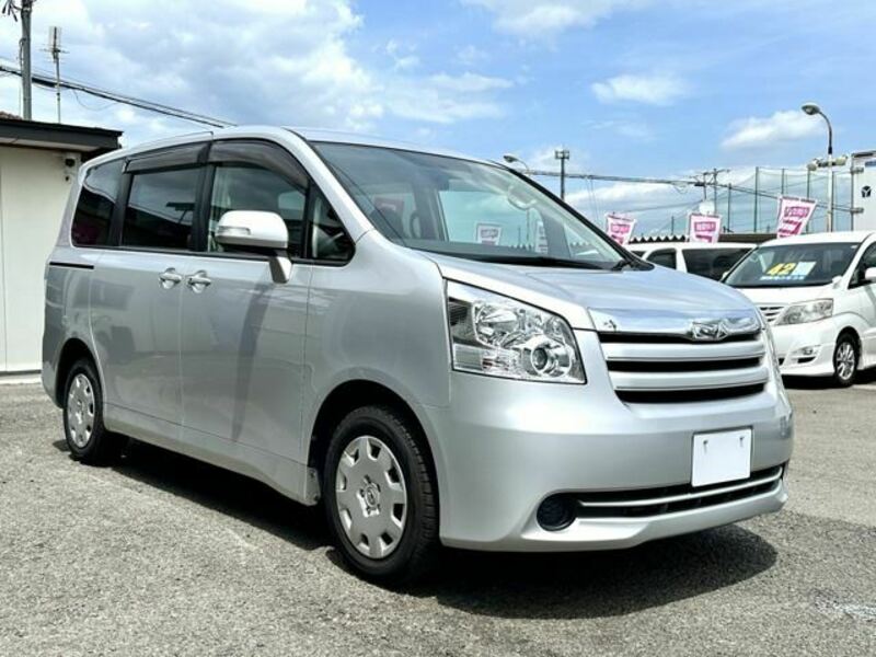 TOYOTA NOAH