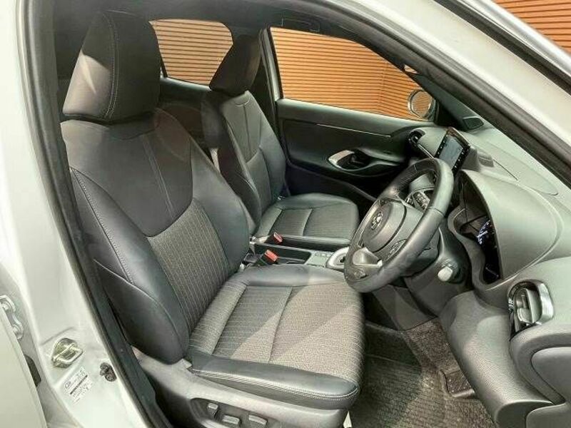 YARIS CROSS-9