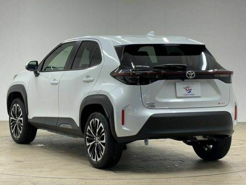 YARIS CROSS-16