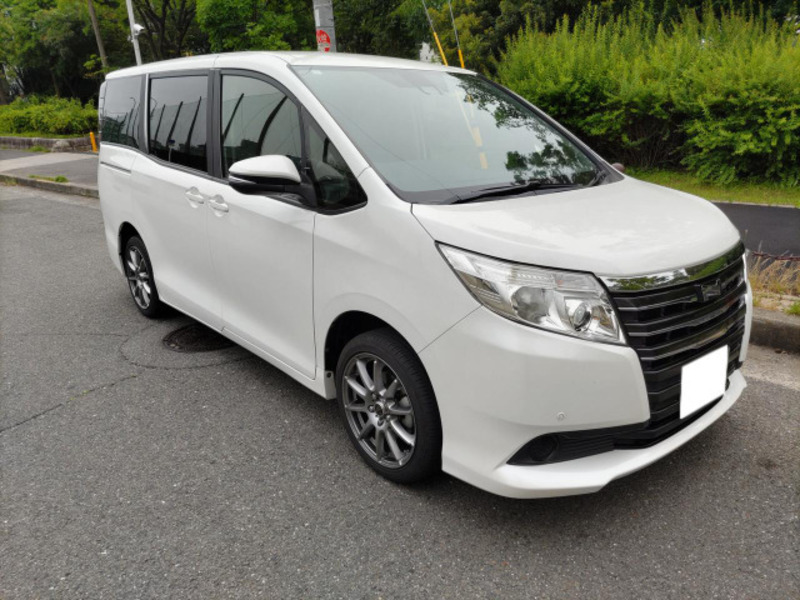 TOYOTA NOAH