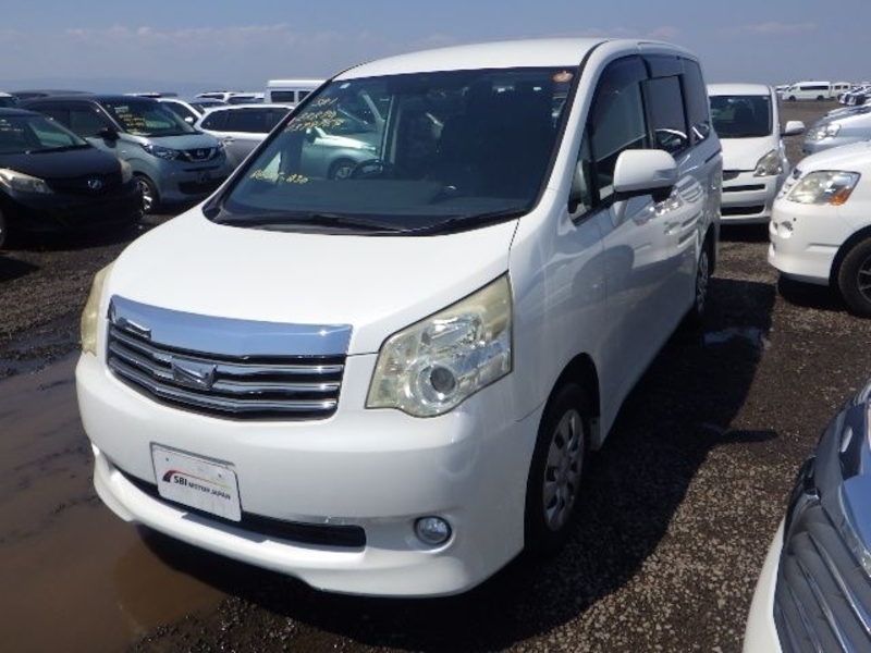 TOYOTA NOAH