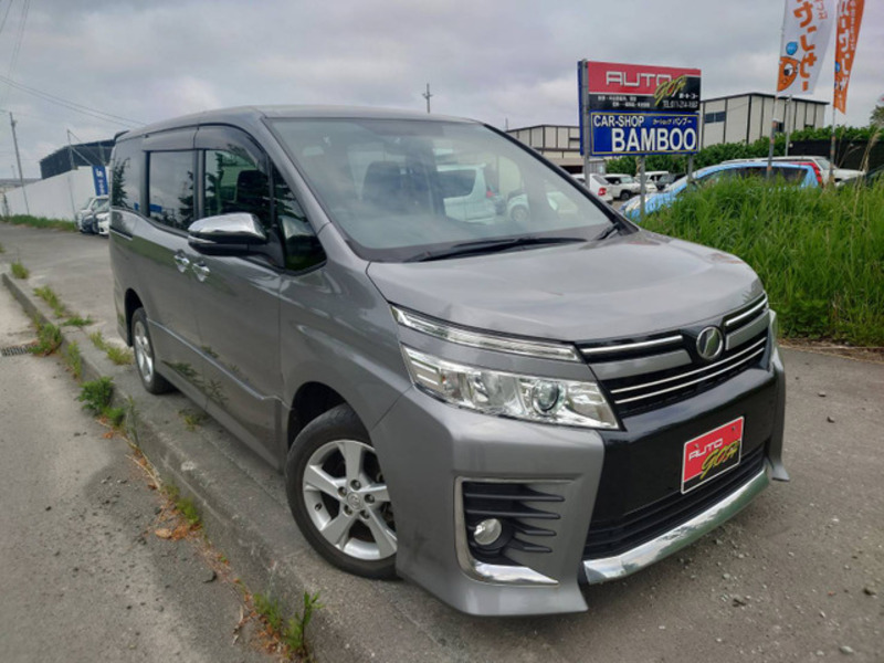 TOYOTA VOXY