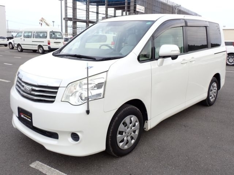 TOYOTA NOAH