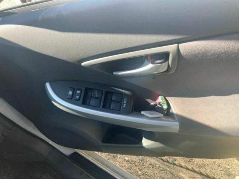 PRIUS-12