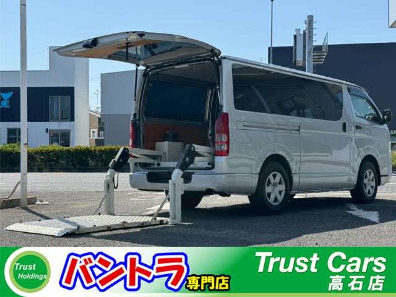 TOYOTA HIACE