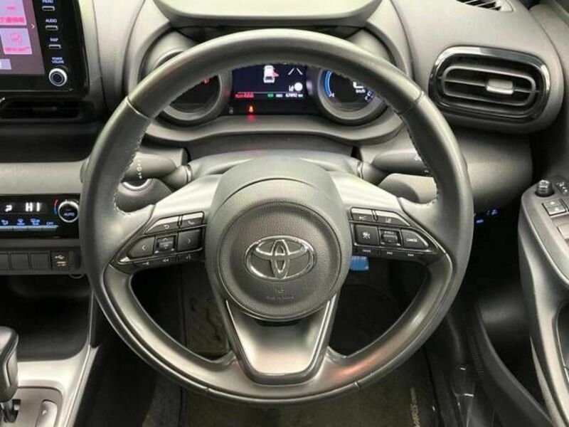YARIS CROSS-11