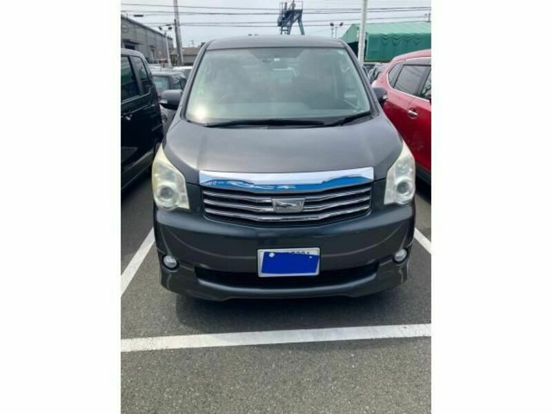 TOYOTA　NOAH