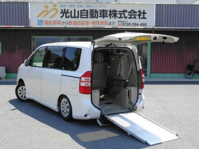 TOYOTA NOAH
