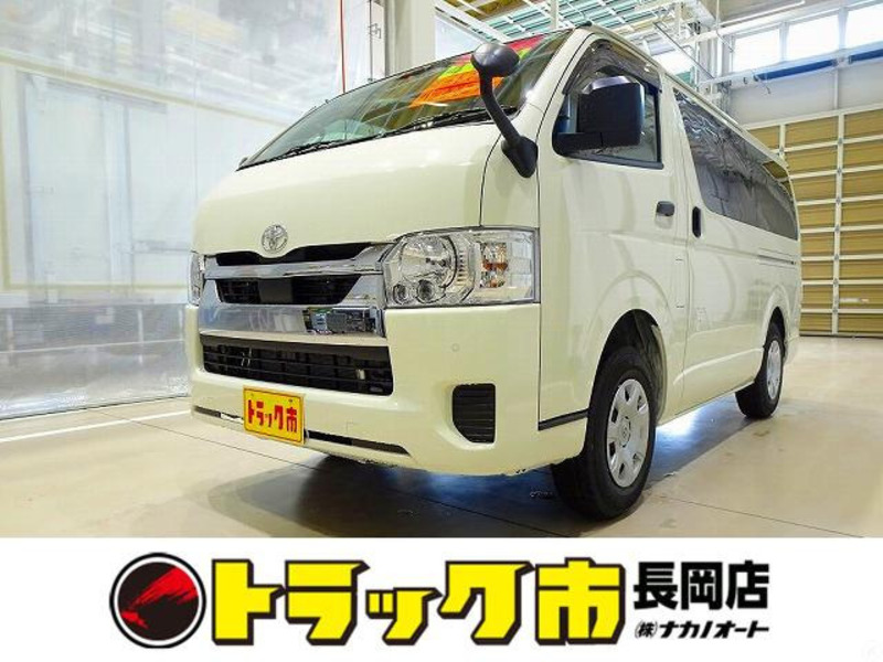 TOYOTA HIACE VAN
