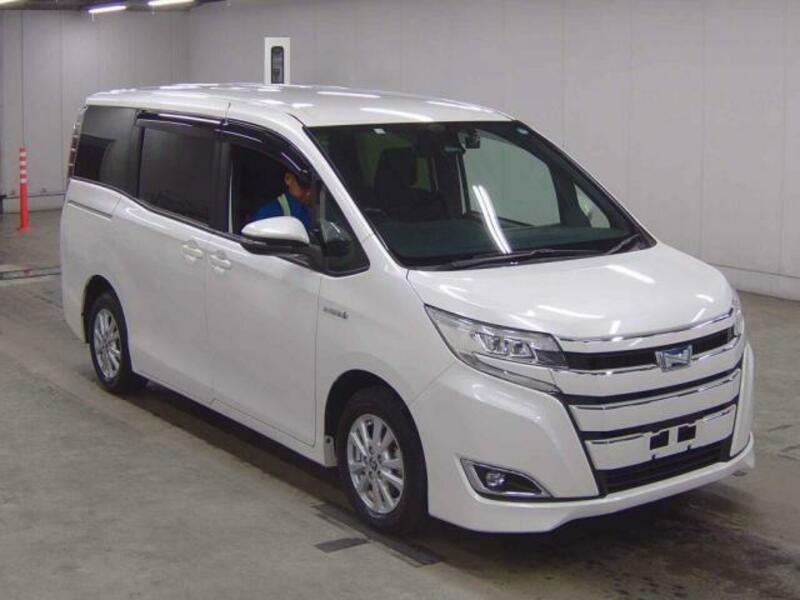 TOYOTA NOAH