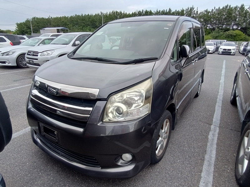 TOYOTA NOAH