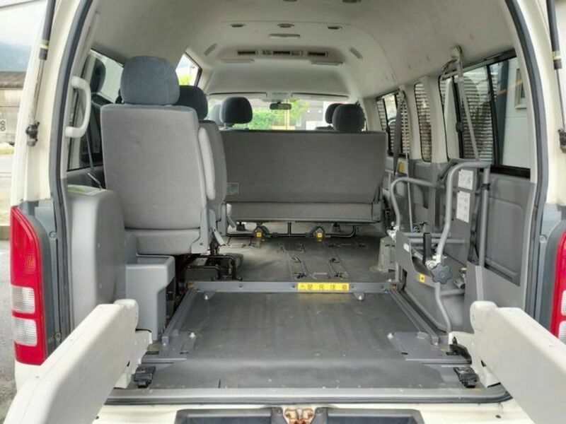 HIACE COMMUTER