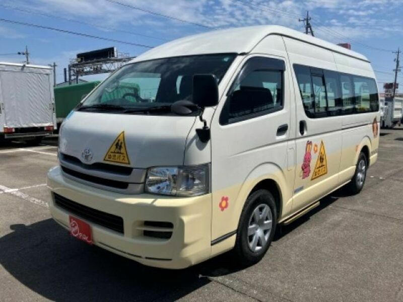 TOYOTA HIACE COMMUTER