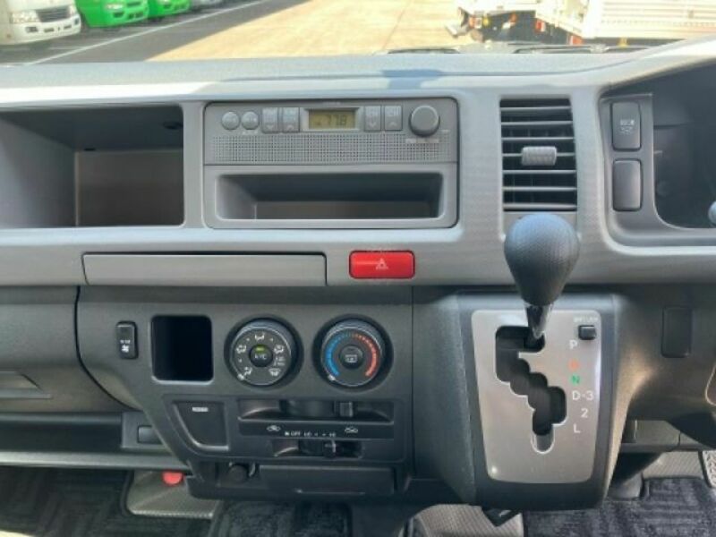 HIACE COMMUTER