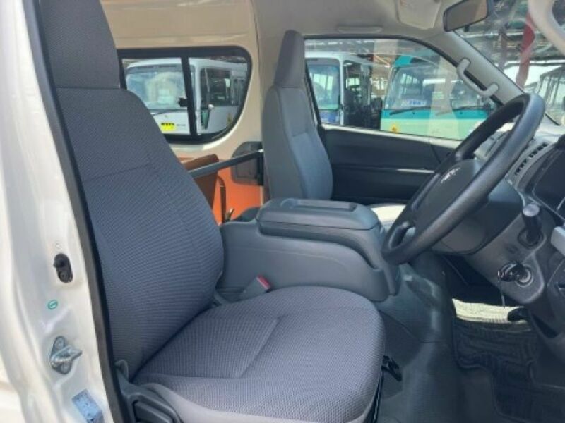 HIACE COMMUTER