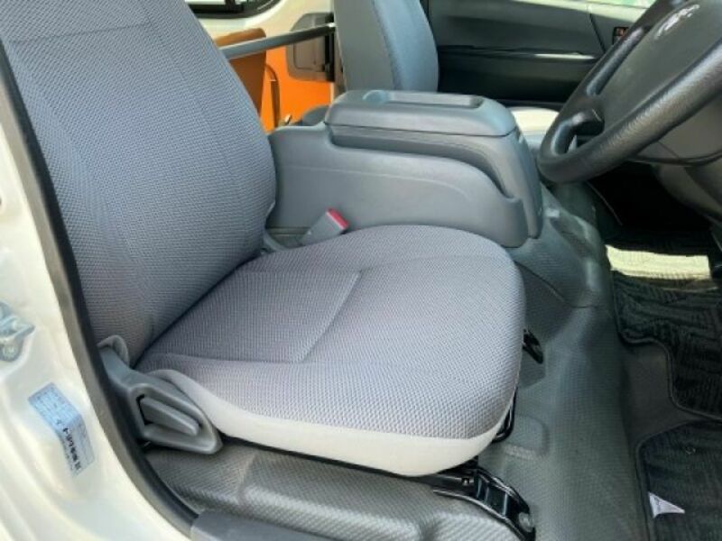 HIACE COMMUTER