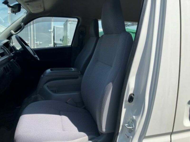 HIACE COMMUTER