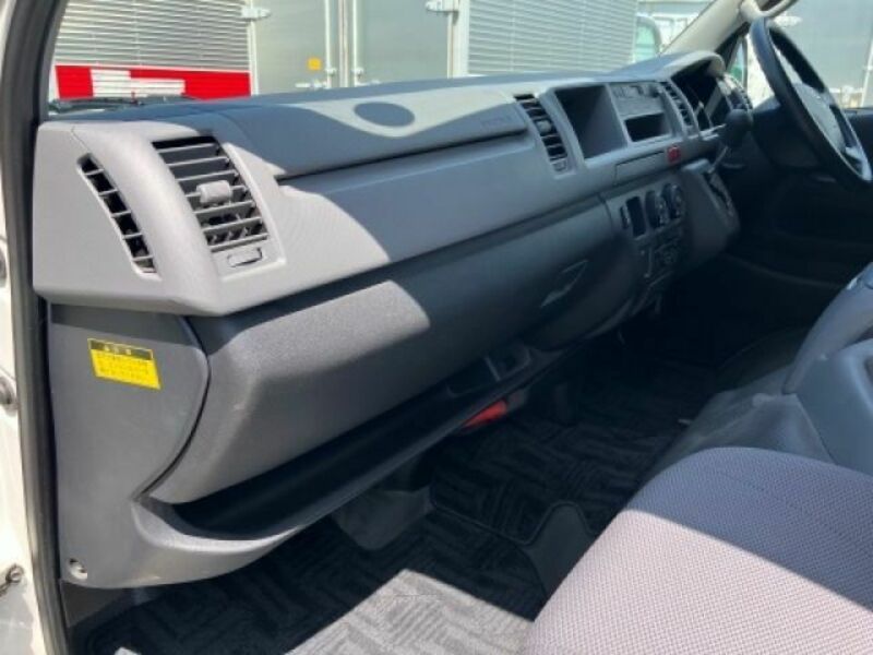 HIACE COMMUTER