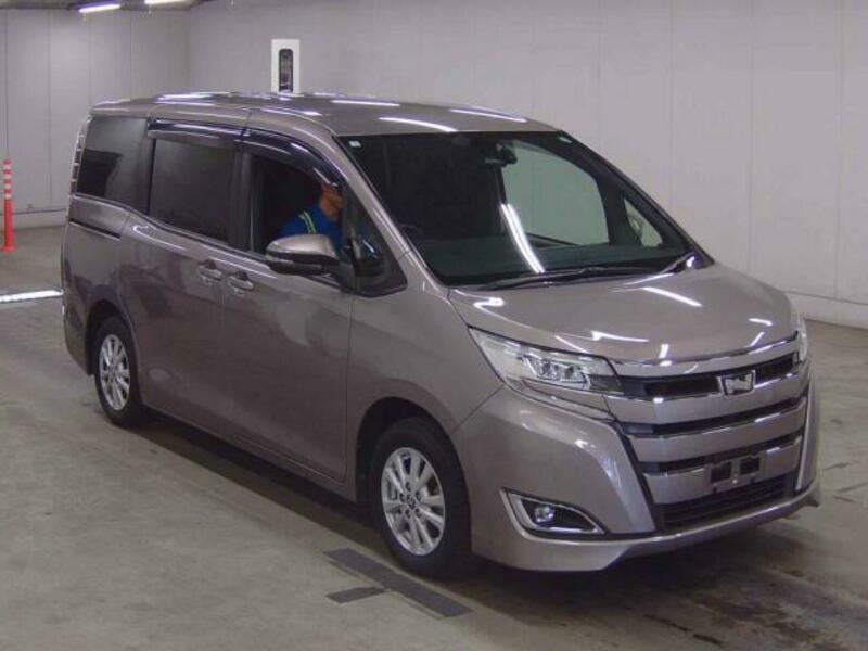TOYOTA NOAH