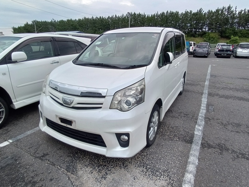 TOYOTA NOAH
