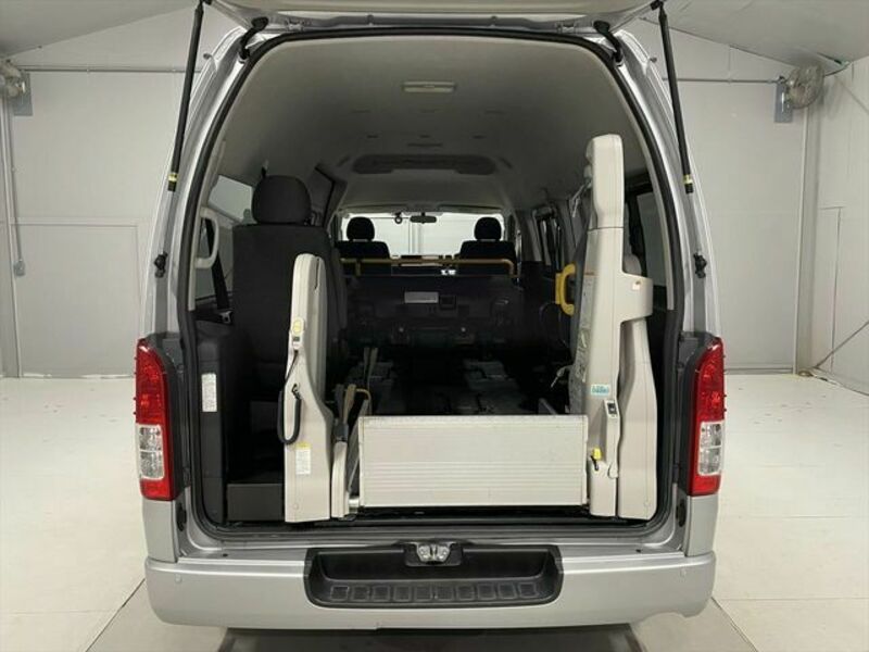 HIACE COMMUTER