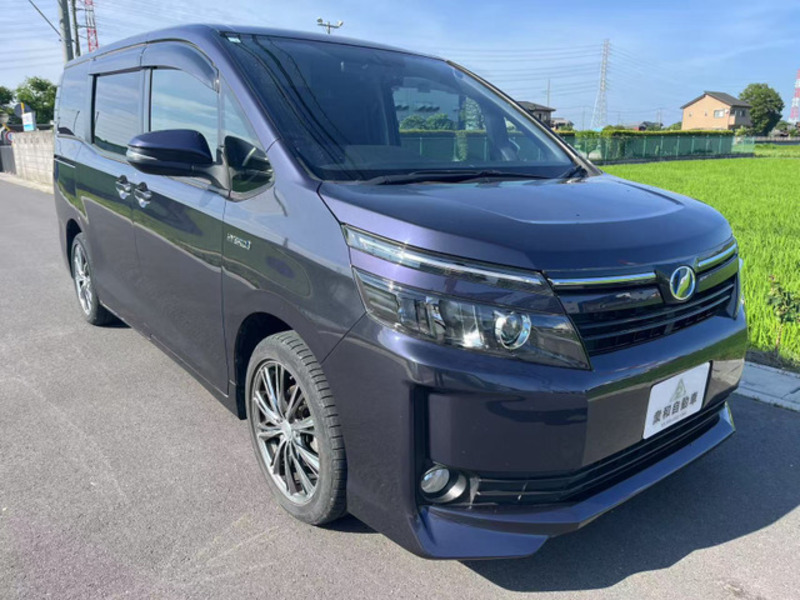 TOYOTA VOXY