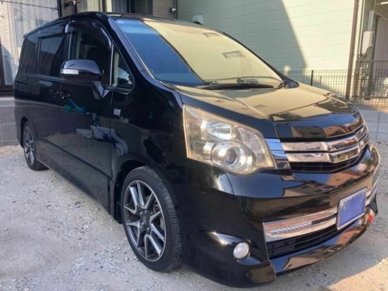 TOYOTA NOAH