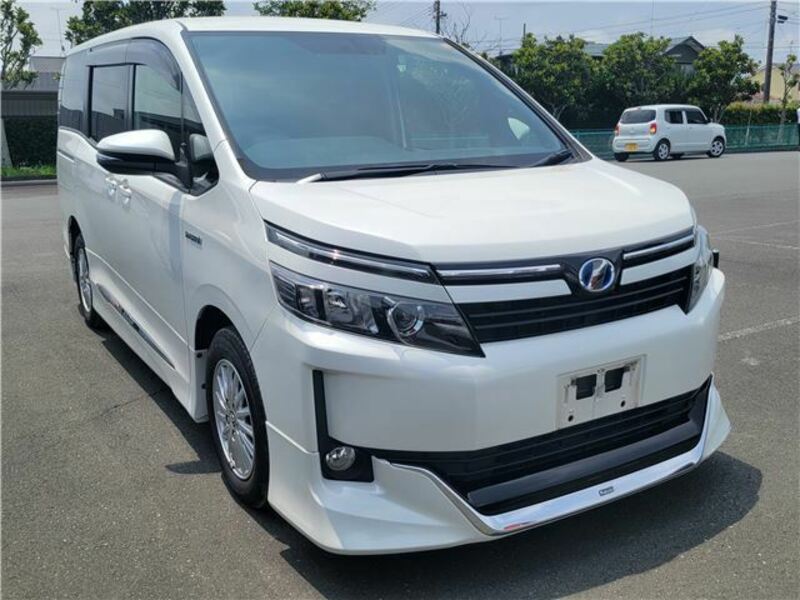 TOYOTA VOXY