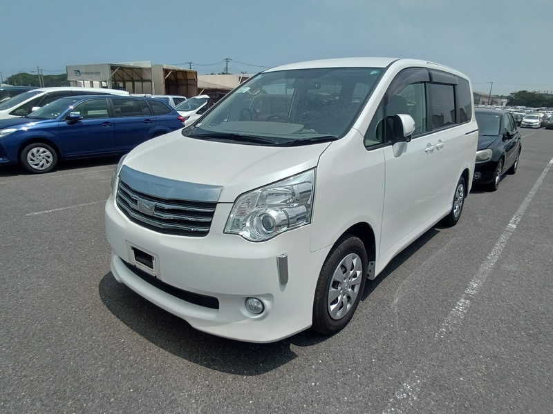 TOYOTA NOAH