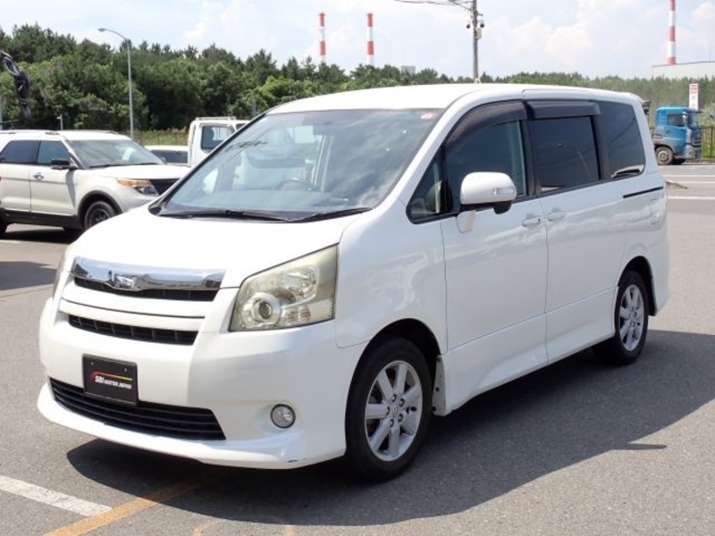 TOYOTA NOAH