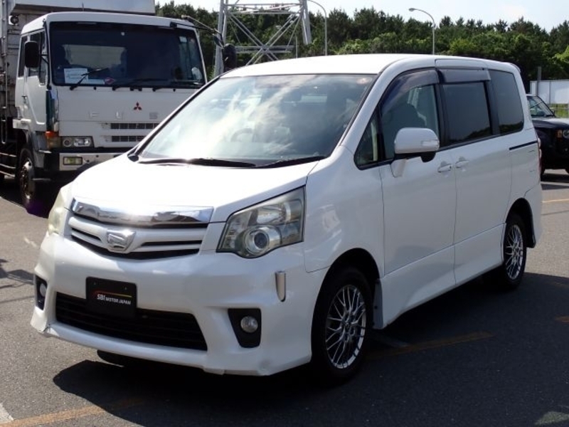 TOYOTA NOAH