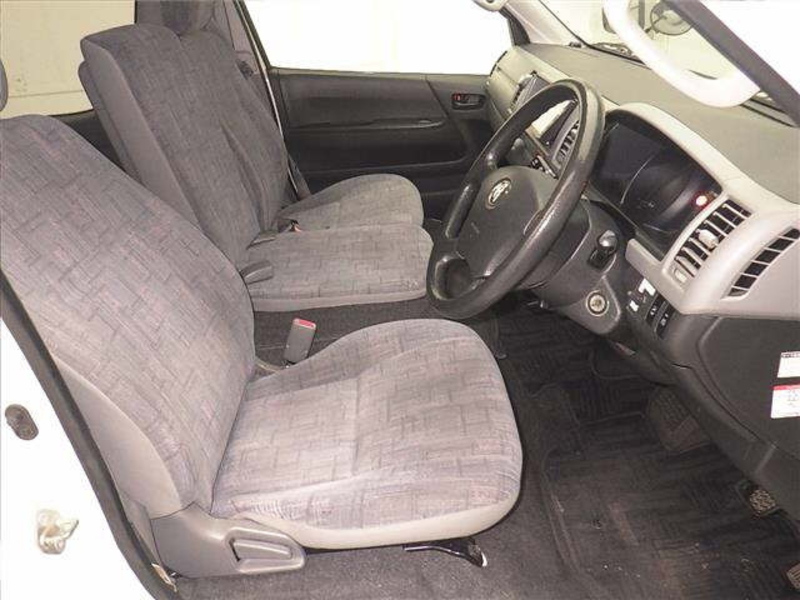HIACE COMMUTER